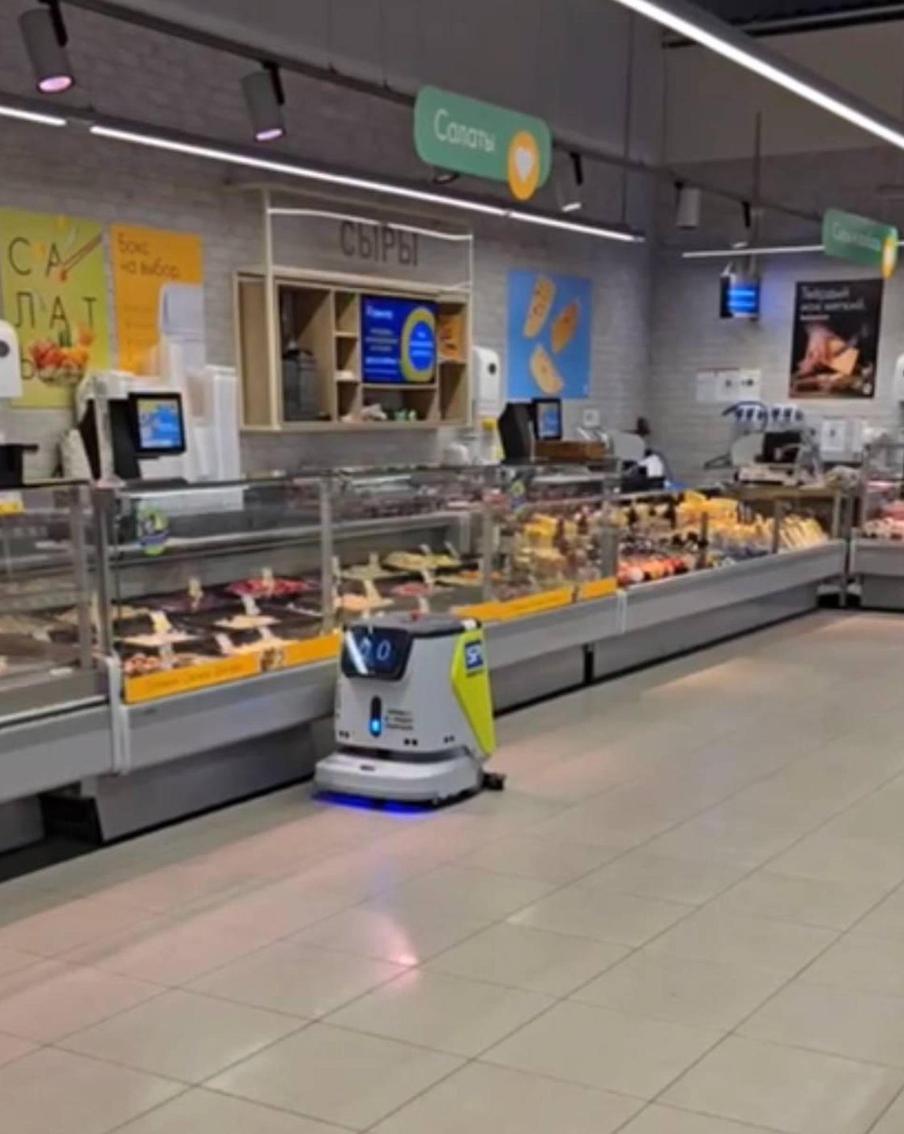 Робот-уборщик вызывает радость у людей: какие технологии появились в столичном супермаркете