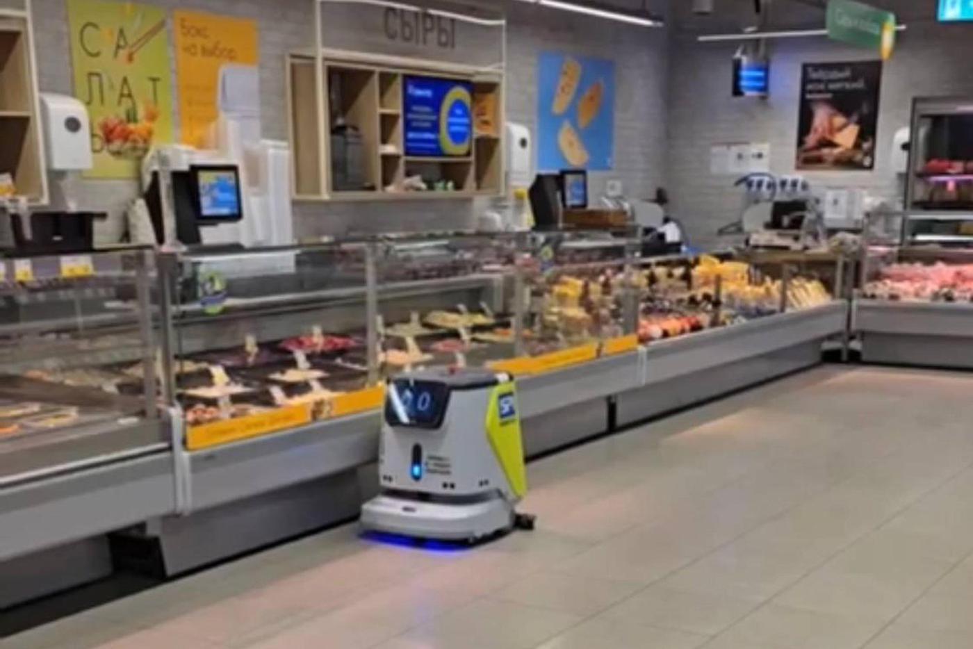 Робот-уборщик вызывает радость у людей: какие технологии появились в столичном супермаркете