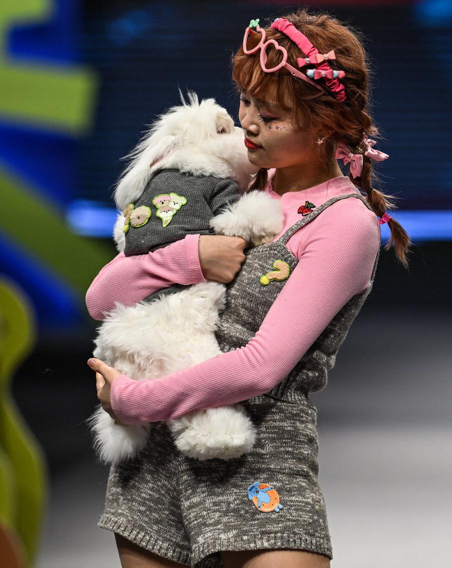 Показ посетили милые питомцы – и не менее милые хозяева.