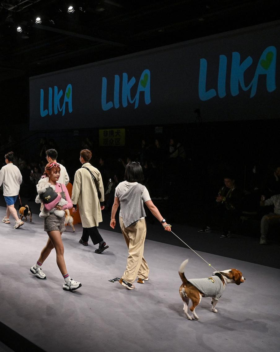 Хвостатые модели показали коллекцию одежды на Неделе моды в Шанхае