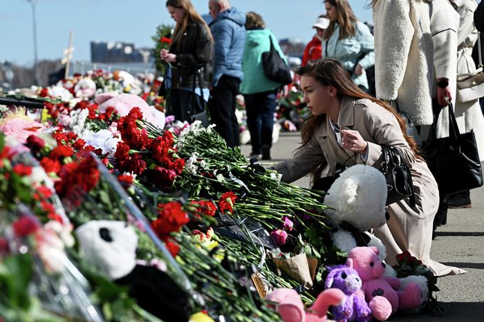 К мемориалу возле "Крокус Сити Холла" продолжают нести цветы