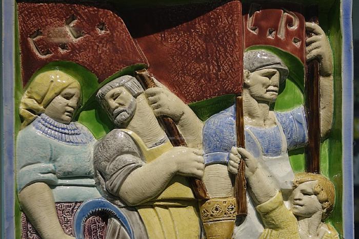 Красноармеец и фантастические твари: в Измайлово показывают необычную керамику