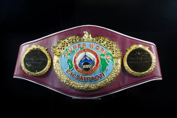 Первое поражение молодого боксёра Тима Цзю. Спортсмен из боксёрской династии проиграл свой титул