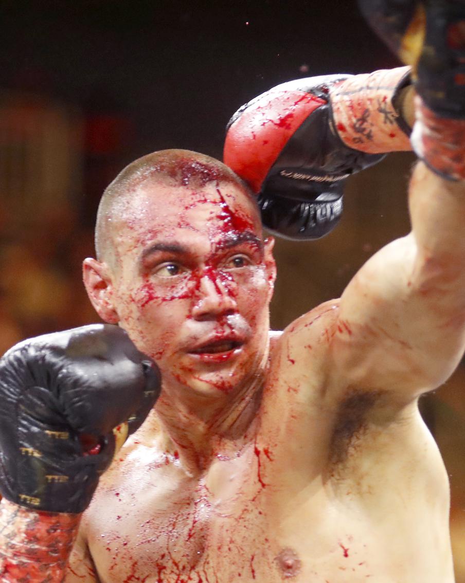 Сын Кости Цзю уступил чемпионский пояс самому тощему боксёру мира