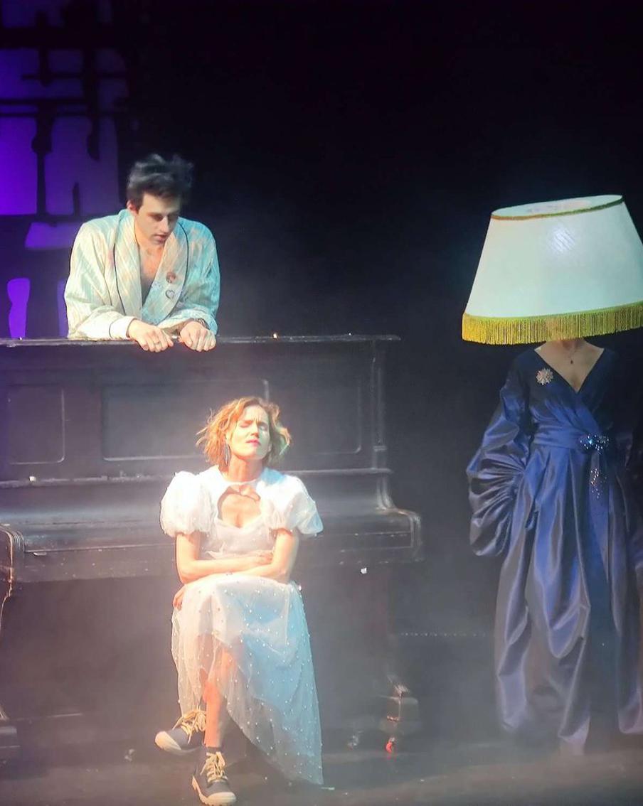 В театре Юрия Грымова Вероника просто "решает..." Премьеру спектакля по роману Коэльо показал театр "Модерн"