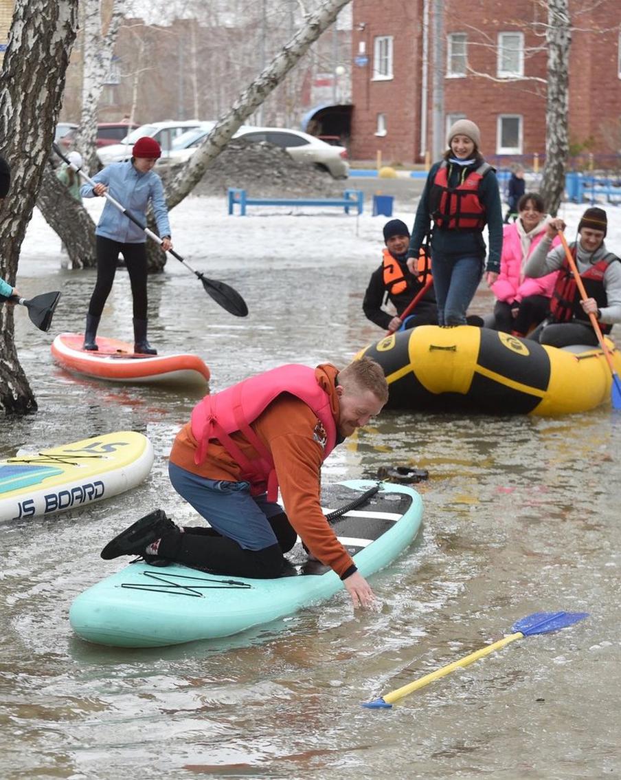 Красиво плывут! Как в Омске горожане покатались на сапах в луже