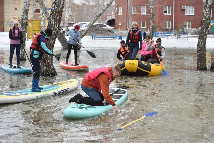 Красиво плывут! Как в Омске горожане покатались на сапах в луже