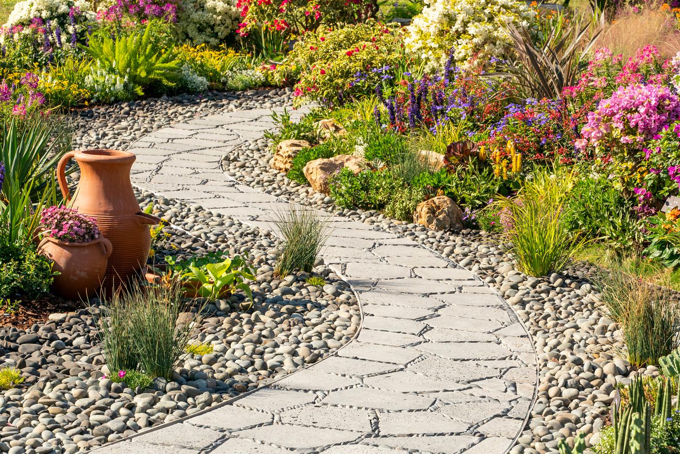 Дерево, тротуарная плитка или камень? Выбираем материал для дачных дорожек