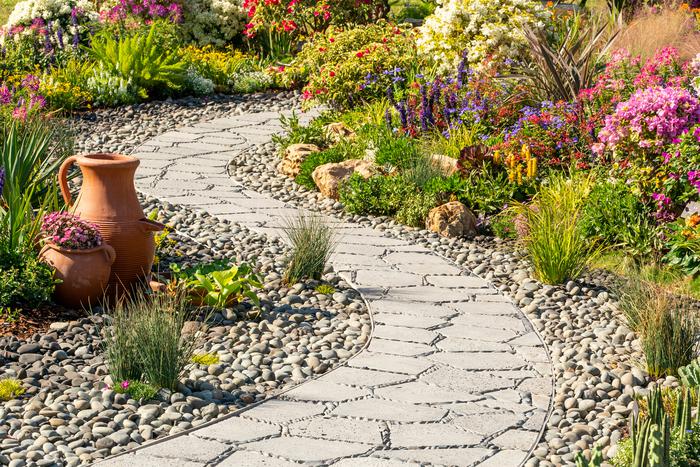 Дерево, тротуарная плитка или камень? Выбираем материал для дачных дорожек