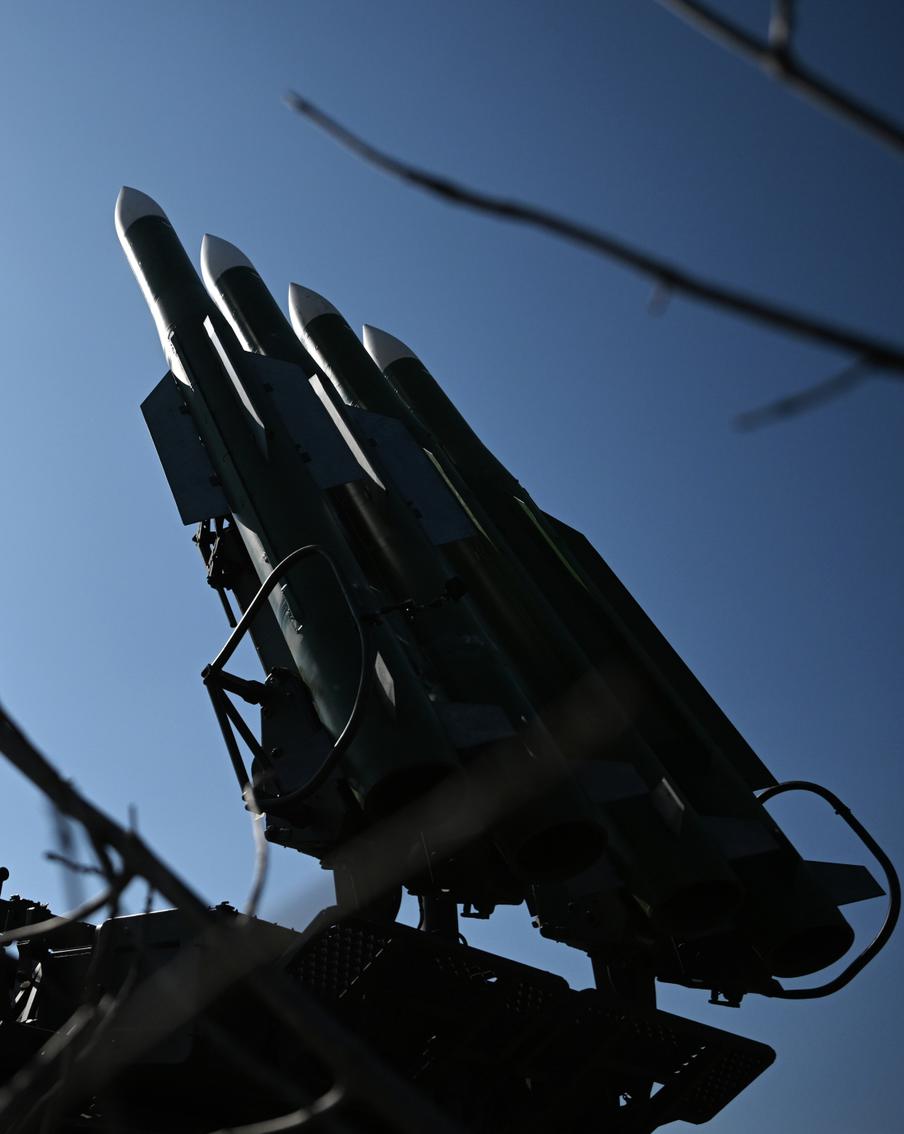 Над территорией России за ночь уничтожили 53 беспилотника