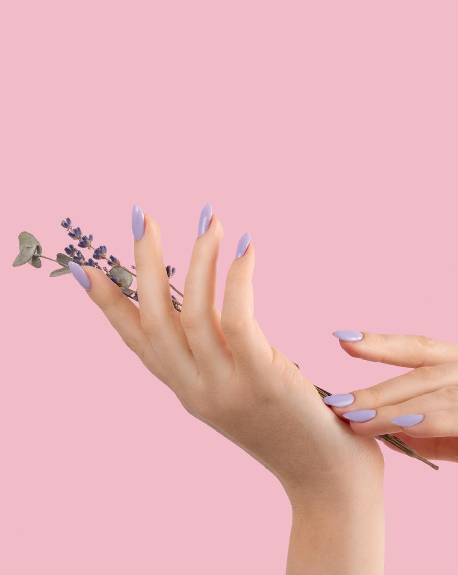 Модные идеи для весеннего маникюра: сливочный жёлтый, оттенки розового и "витражные" ногти