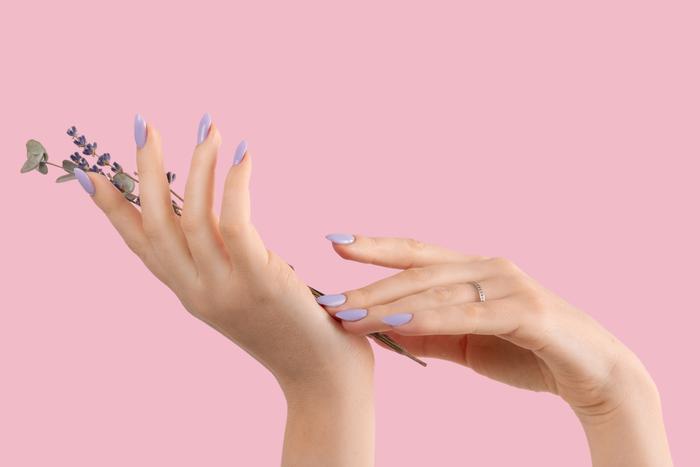 Модные идеи для весеннего маникюра: сливочный жёлтый, оттенки розового и "витражные" ногти