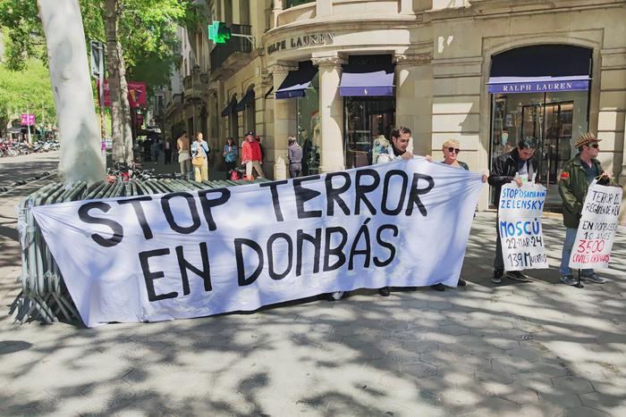 Испанские гражданские активисты провели акции протеста против террора Украины в Донбассе