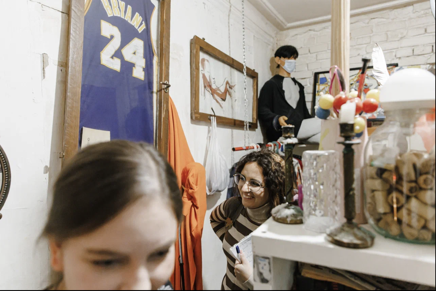 Кристина в гуще "лицедейского квартирника"