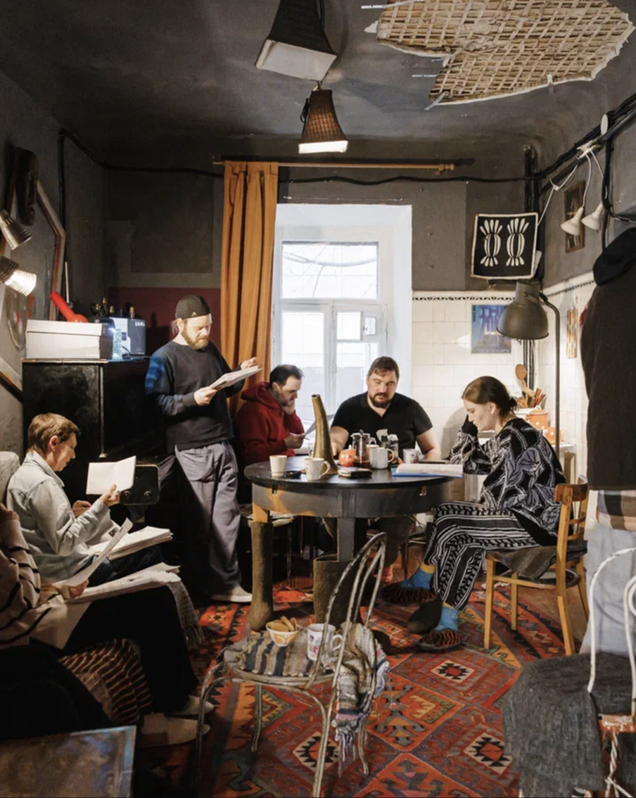 "Юра, мы всё, или письма вселенной": как живут актёры в первом в Москве квартирном театре