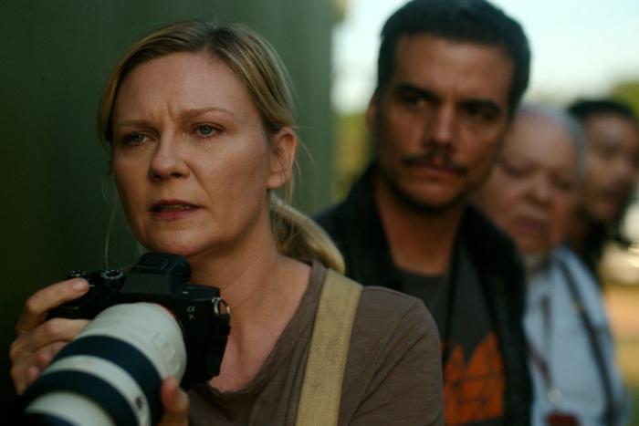 Наблюдай и не задумывайся: "Падение империи" раскроет правила фоторепортажа