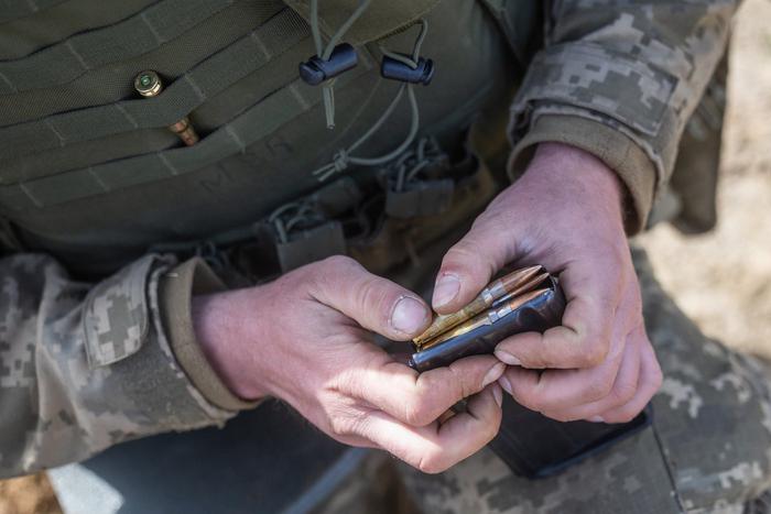 На Украине военные хотели силой забрать на фронт 14-летнего сироту