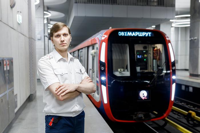 Он возит тысячи людей по БКЛ, а в свободное время спасает котиков