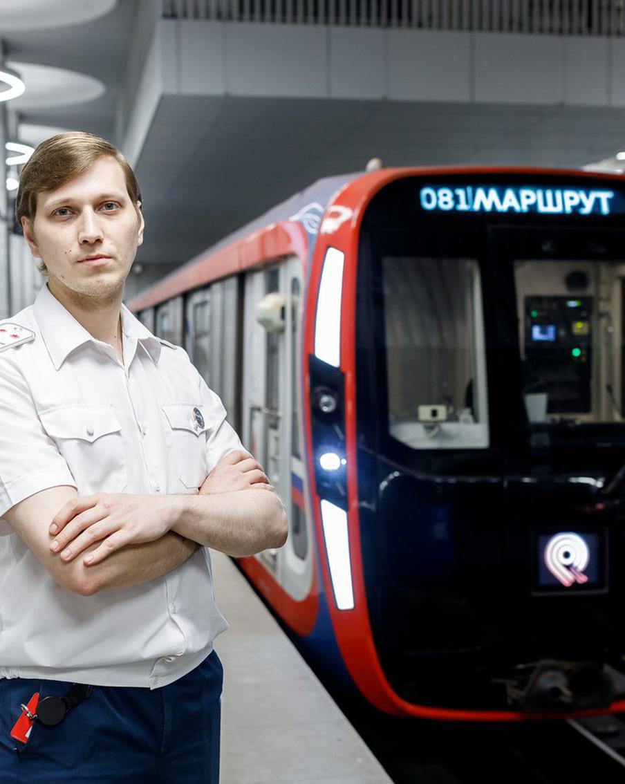 Он возит тысячи людей по БКЛ, а в свободное время спасает котиков