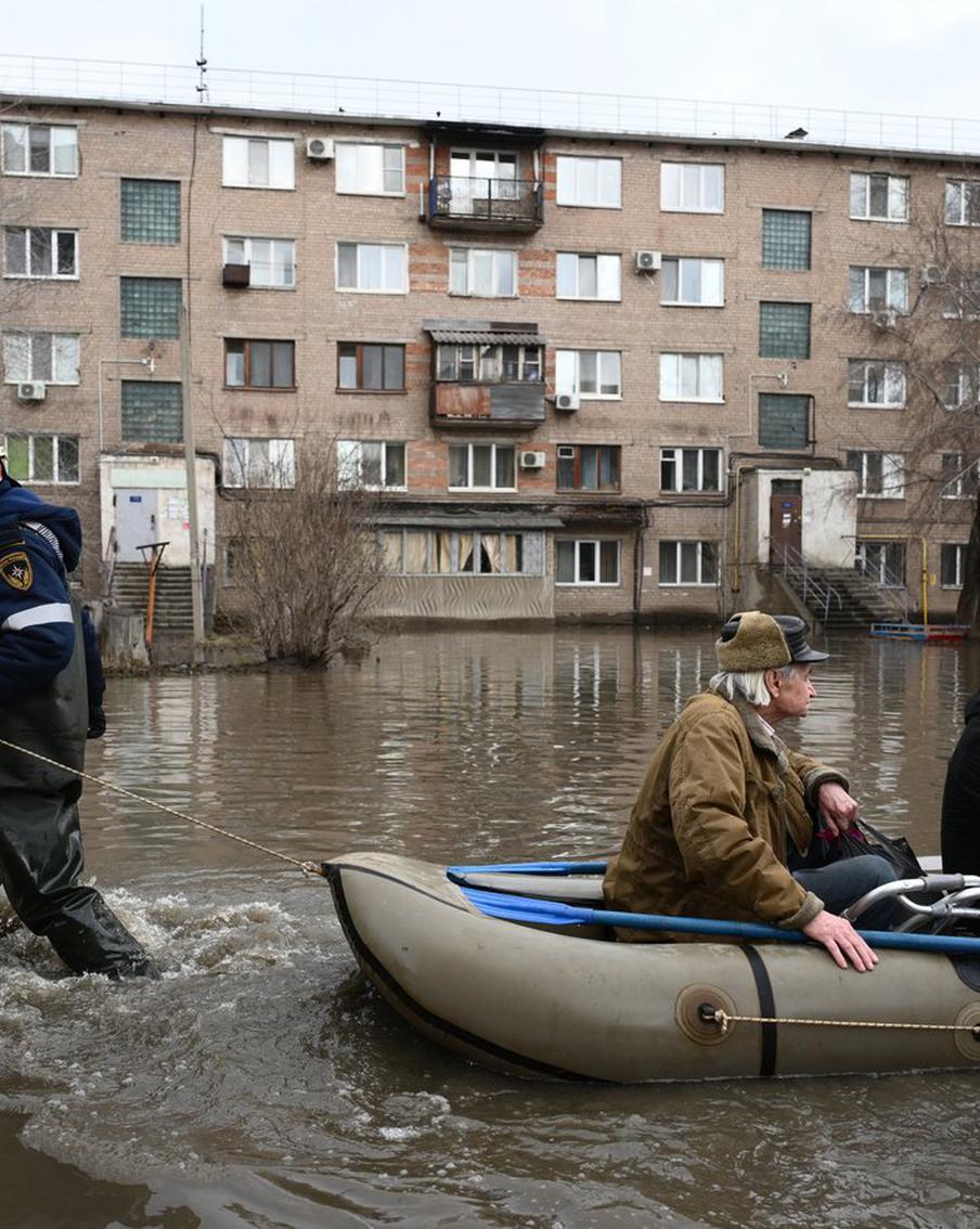 В оренбургском Новотроицке вода перелилась через дамбу