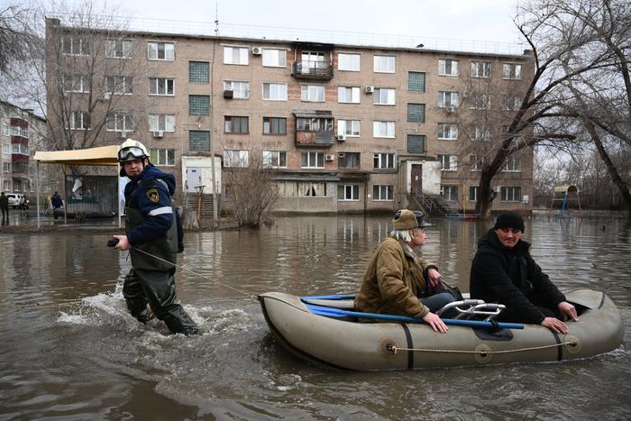 В оренбургском Новотроицке вода перелилась через дамбу
