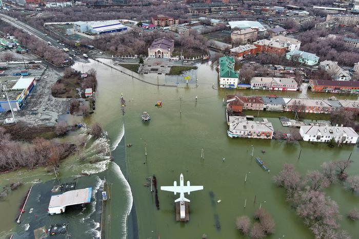 Для борьбы с паводком в Орске подключили армию
