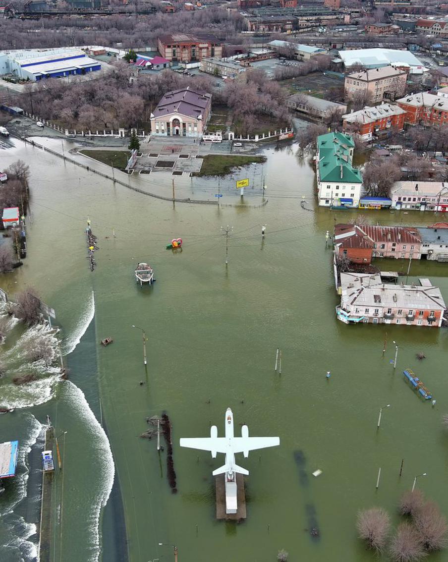 Для борьбы с паводком в Орске подключили армию