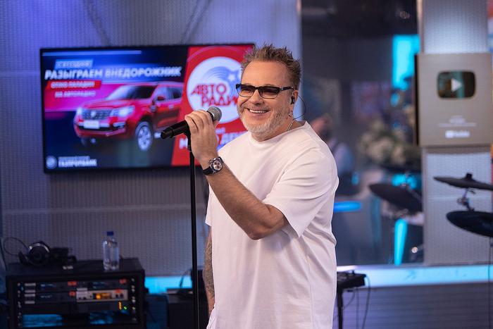 Владимир Пресняков, Люся Чеботина и другие артисты вручили подарки на музыкальном радиомарафоне