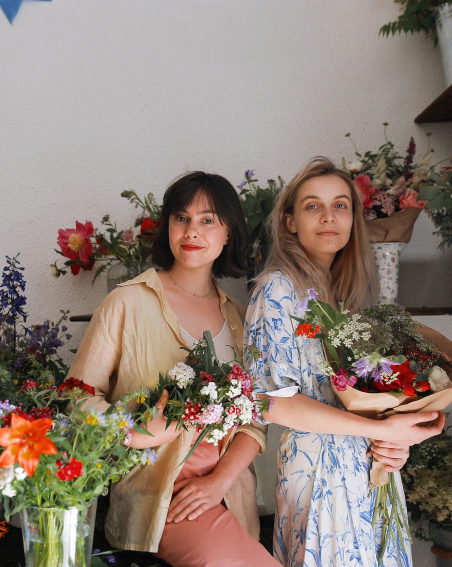 Две девушки собирают букеты из полевых цветов, которые покупают у пенсионерок