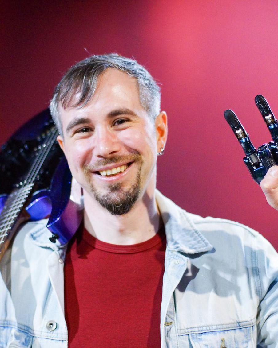 Москвич с железной рукой исполняет Pink Floyd на гитаре