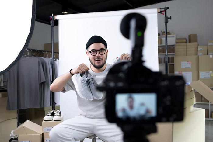 Путин поручил рассмотреть участие зарубежных блогеров в продвижении продукции РФ