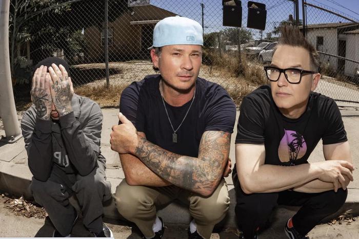 "Мы всё ещё бунтовщики": музыканты Blink-182 объяснили, зачем воссоединились