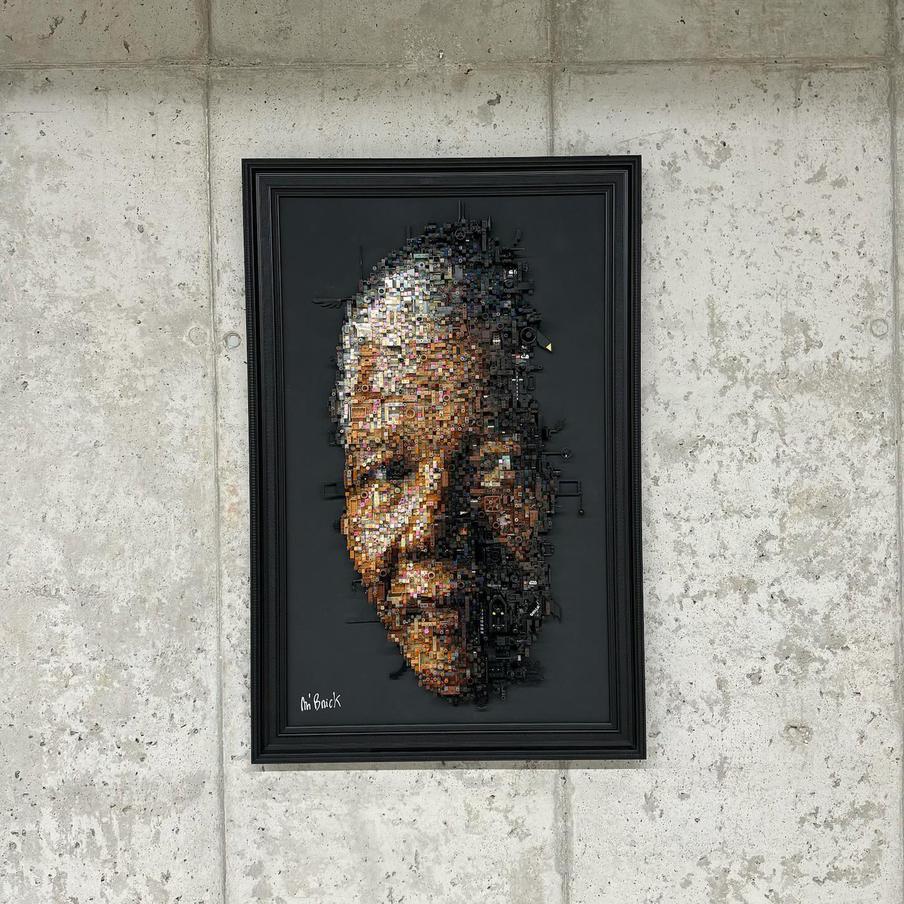 Работа художника М'Брик.