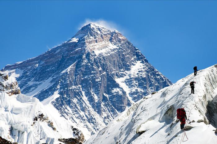 "Не каждый молодой выдержит такое испытание": 59-летний Валерий Бабанов штурмует Эверест без кислорода