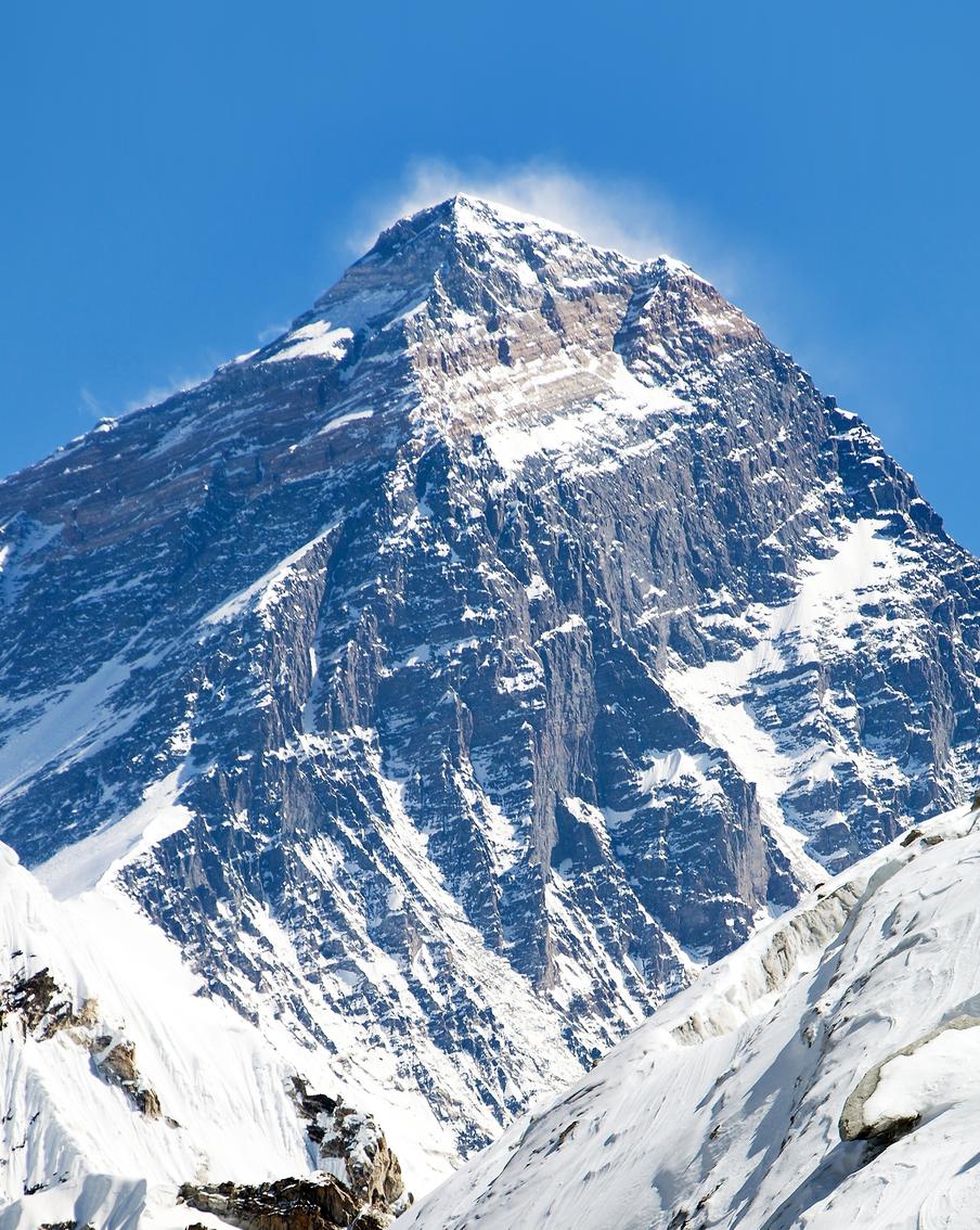 "Не каждый молодой выдержит такое испытание": 59-летний Валерий Бабанов штурмует Эверест без кислорода