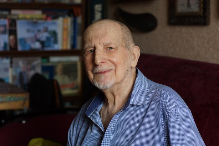 "Гагарин назвал меня бабьим угодником, Терешкова выбирала причёску из каталога". Парикмахер из Выхино рассказал, как стриг звёзд космоса