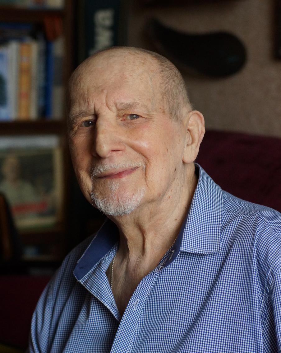 "Гагарин назвал меня бабьим угодником, Терешкова выбирала причёску из каталога". Парикмахер из Выхино рассказал, как стриг звёзд космоса