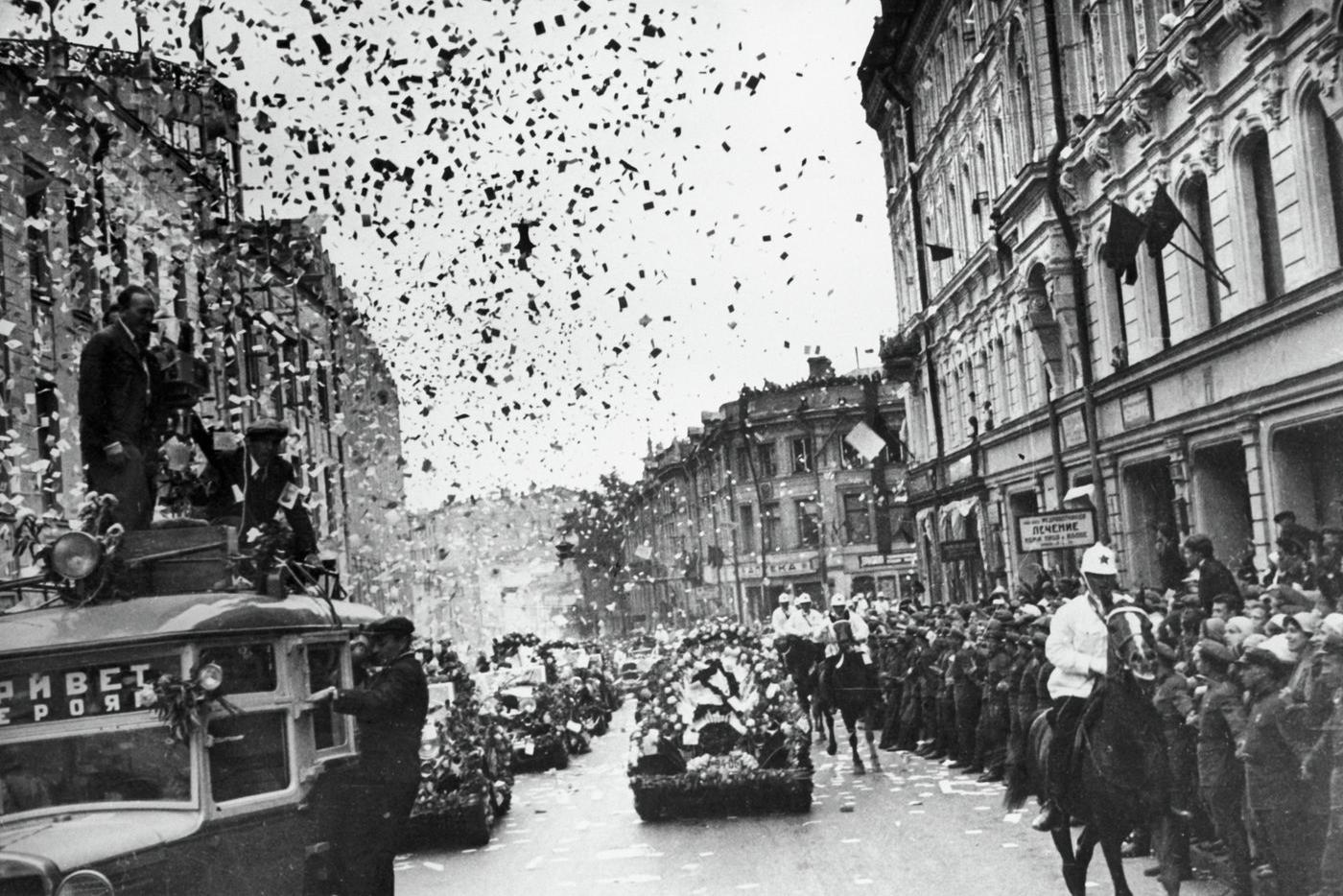 Их дорогу до Москвы усыпали цветами: 90 лет назад спасли всех челюскинцев