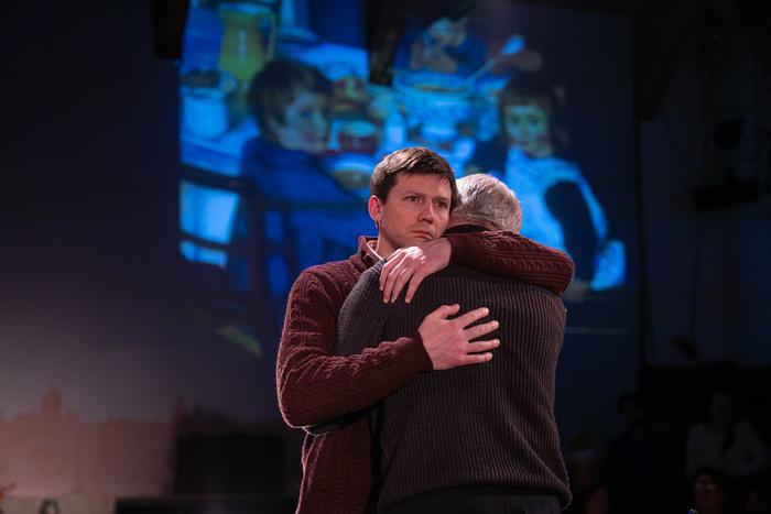 Столичный театр "Сфера" показал новый спектакль "Прозрачное солнце осени" по произведениям "Трёх Юриев"