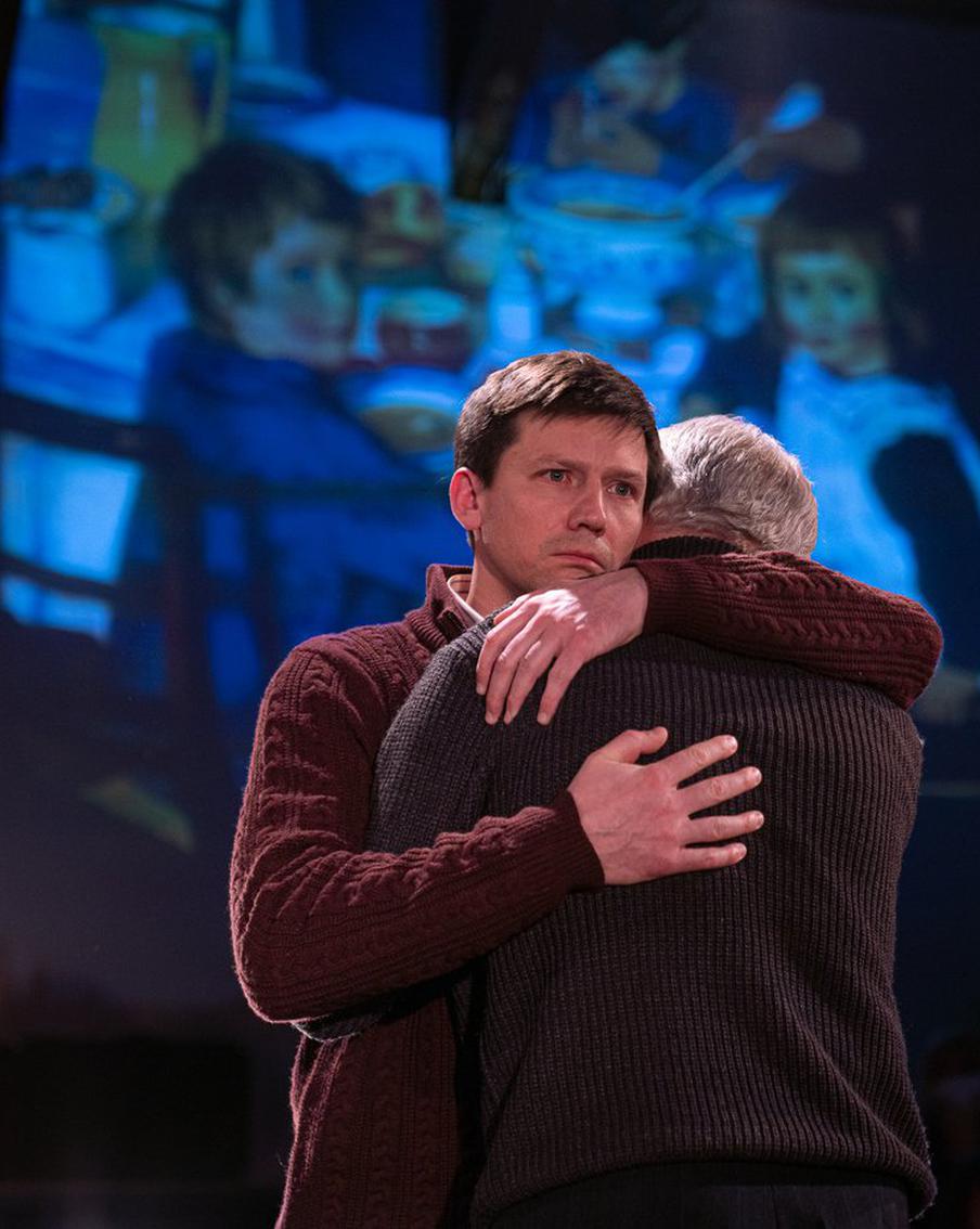 Столичный театр "Сфера" показал новый спектакль "Прозрачное солнце осени" по произведениям "Трёх Юриев"