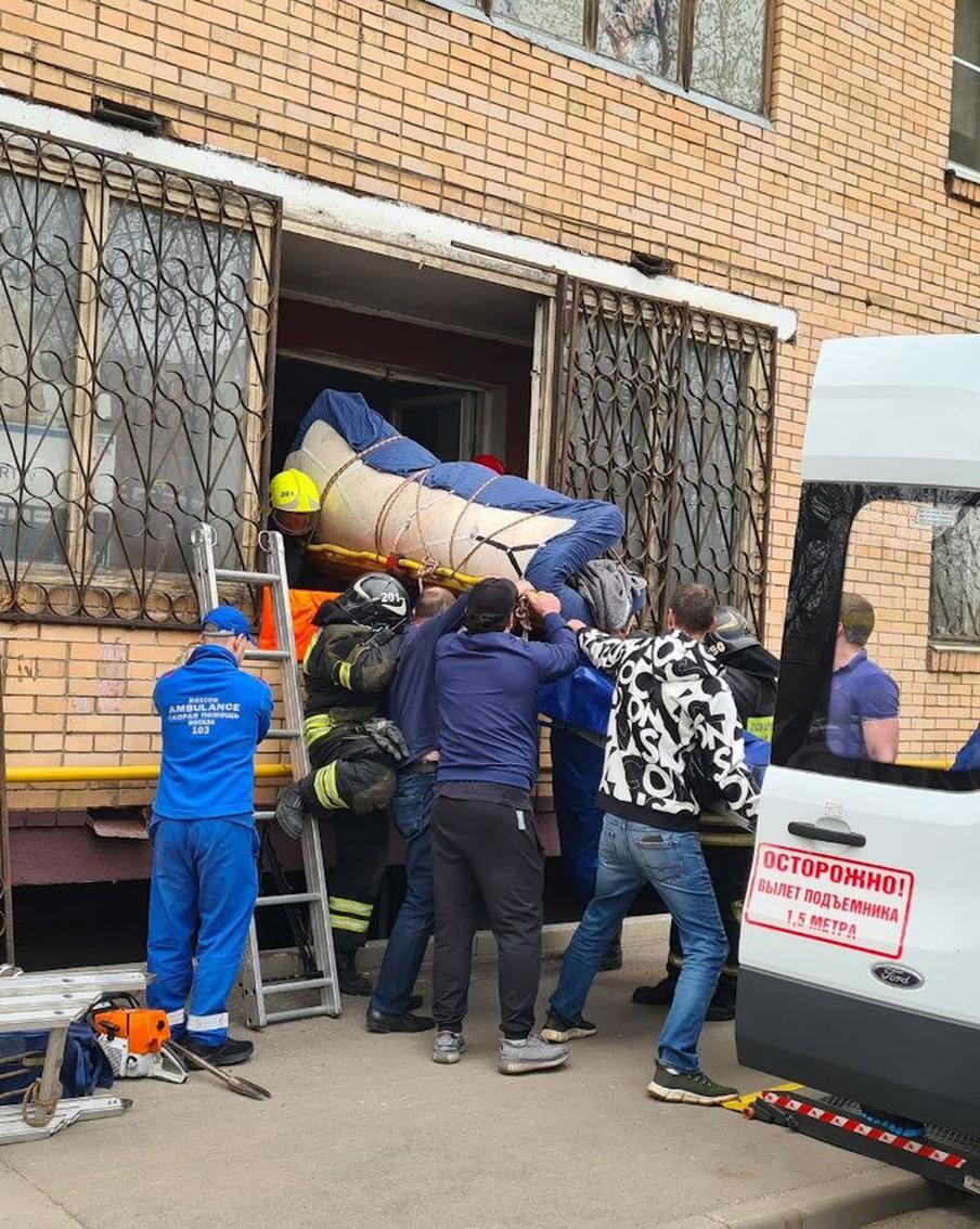 Москвича весом больше 300 килограмм четыре часа вызволяли из квартиры