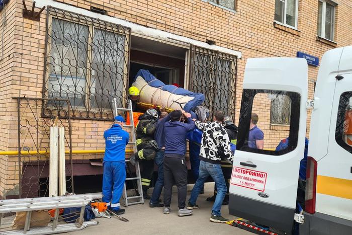 Москвича весом больше 300 килограмм четыре часа вызволяли из квартиры