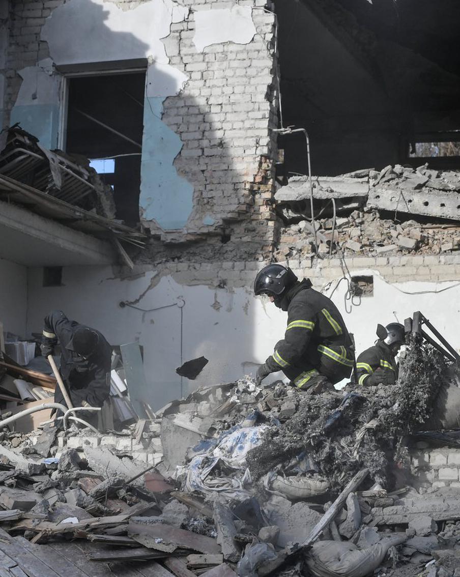 Под завалами в запорожском Токмаке после удара ВСУ ещё могут находиться люди
