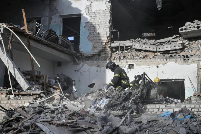 Под завалами в запорожском Токмаке после удара ВСУ ещё могут находиться люди