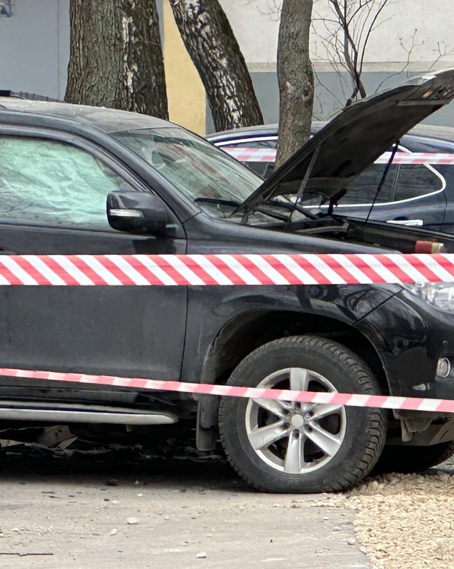 Покушение на убийство является основной версией произошедшего в пятницу подрыва автомобиля в Москве