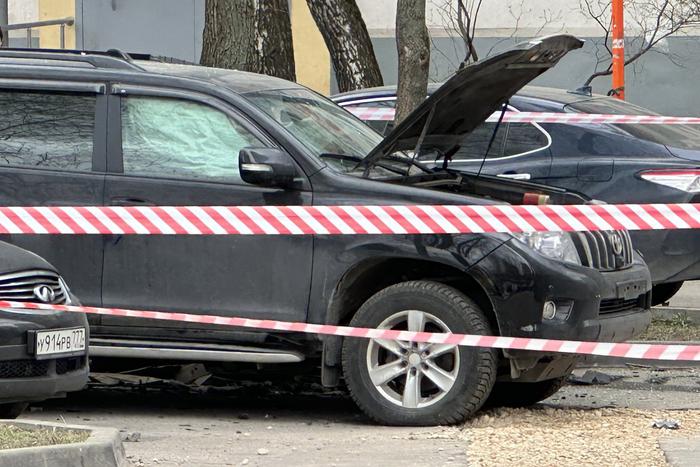 Покушение на убийство является основной версией произошедшего в пятницу подрыва автомобиля в Москве