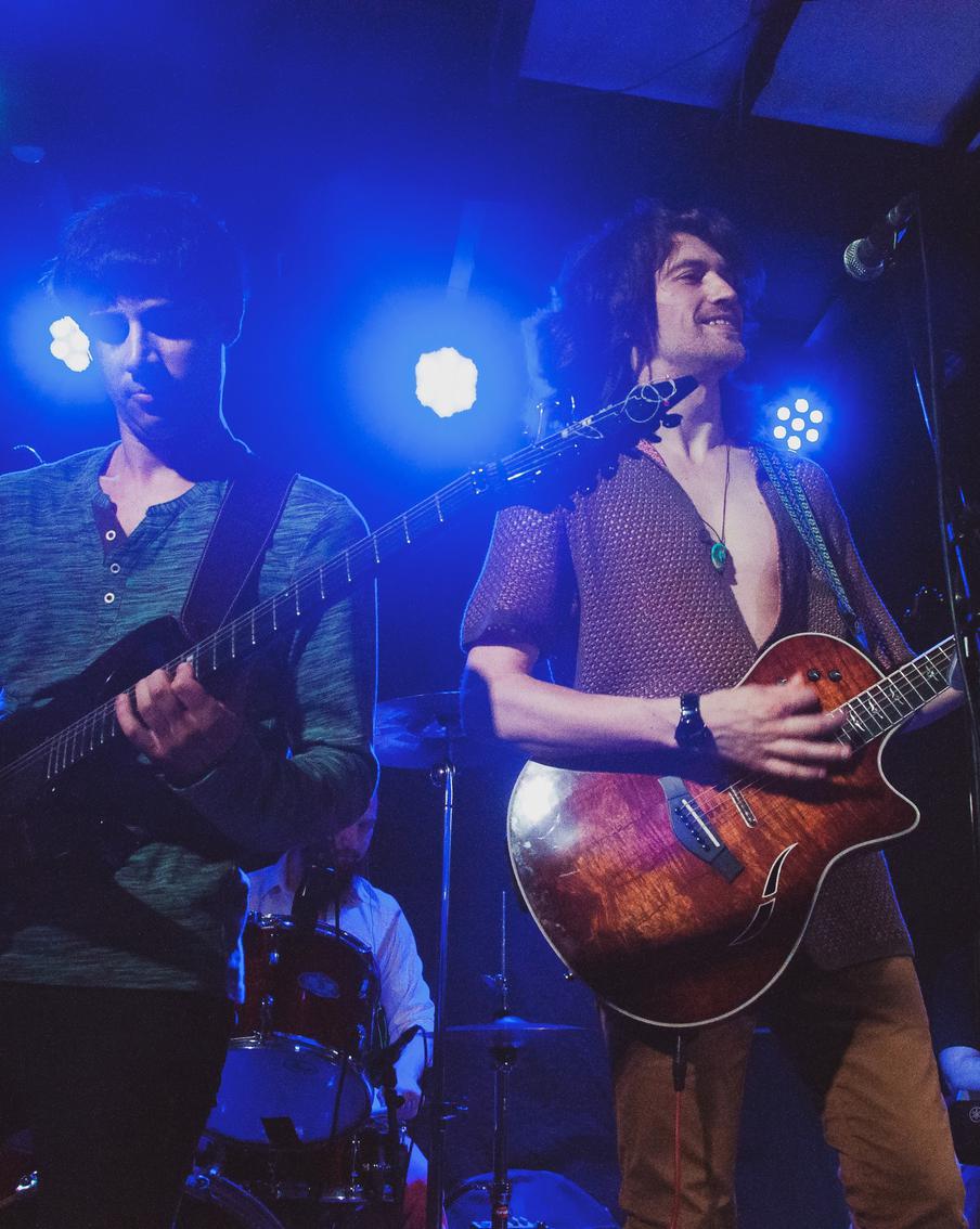 Люди по всему свету отмечают 13 апреля Всемирный день рок-н-ролла