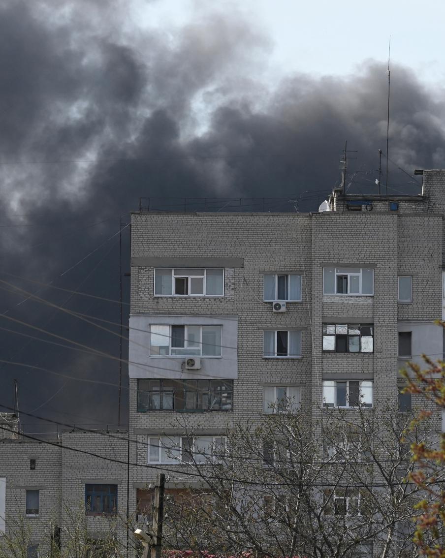 В Луганске фиксируют разрушения после ракетной атаки ВСУ. Повреждены два жилых дома и машиностроительный завод