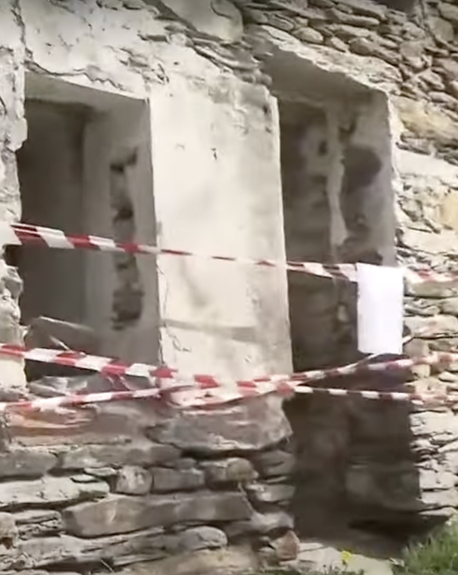 В итальянской заброшенной церкви найдена мёртвая девушка. Она была одета "как вампир"