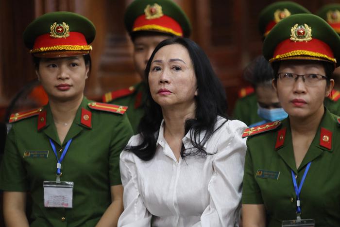 Громкое дело во Вьетнаме: одну из самых богатых женщин приговорили к смертной казни. Она украла 12,5 млрд долларов